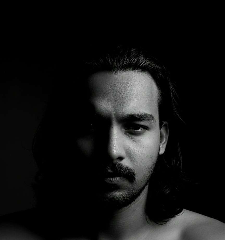 freelance digital marketer in dubai in dark room